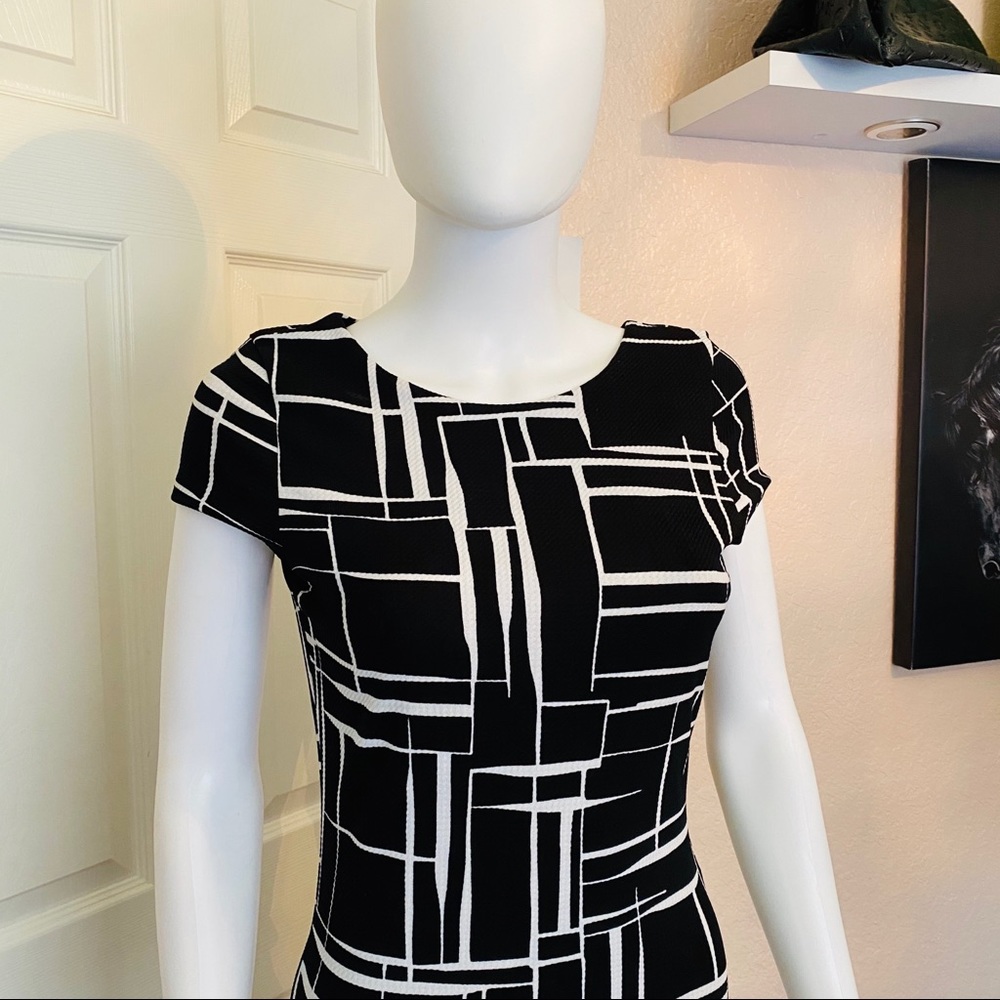 black and white body shape dress - Picture 3 of 10